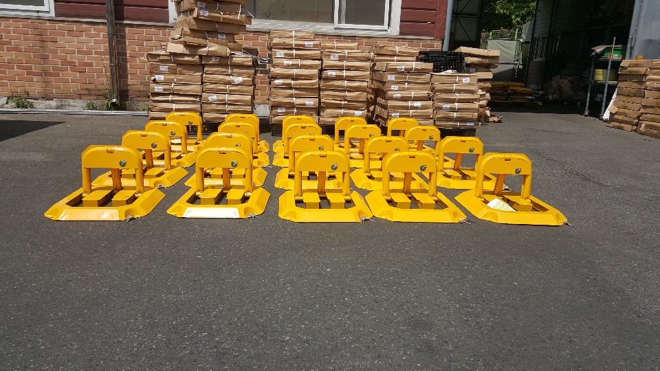 T-shape manual parking barrier pole high visibility yellow for industrial building